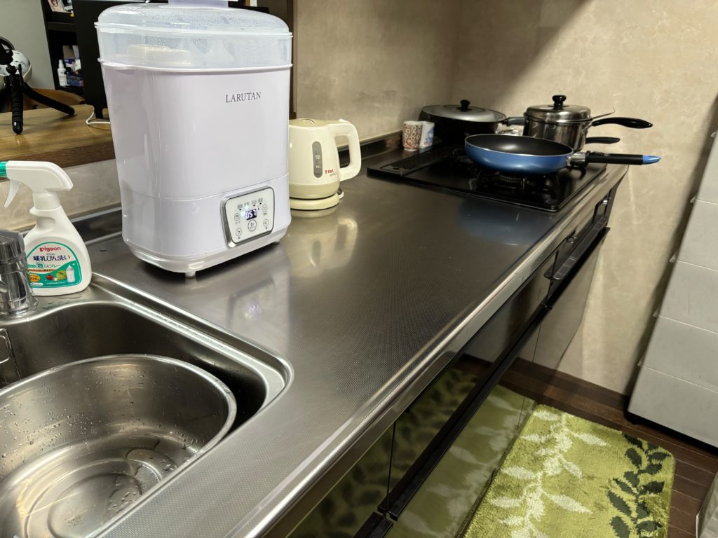 LARUTAN哺乳瓶除菌乾燥機のサイズ感を示す画像