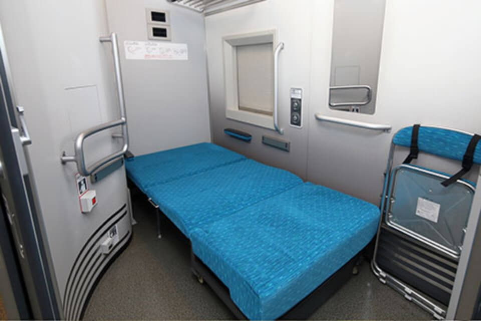 新幹線11号車と12号車の間にある多目室内様子の画像