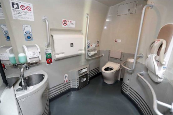 新幹線11号車と12号車の間にある多目的トイレの室内様子の画像
