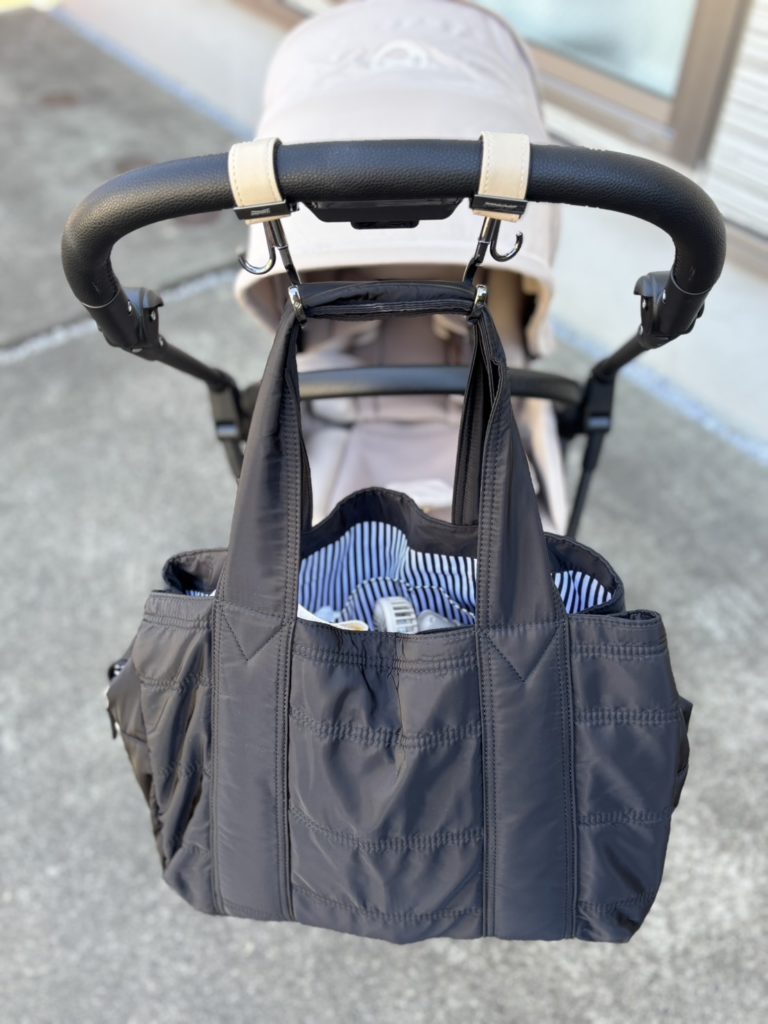 ベビーカーにつけて荷物がけとして利用できるフックの画像②