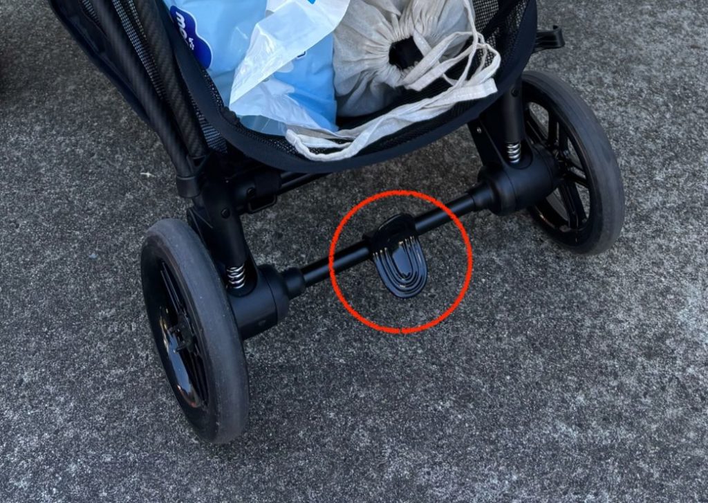 ベビーカーの車輪ストッパーの画像