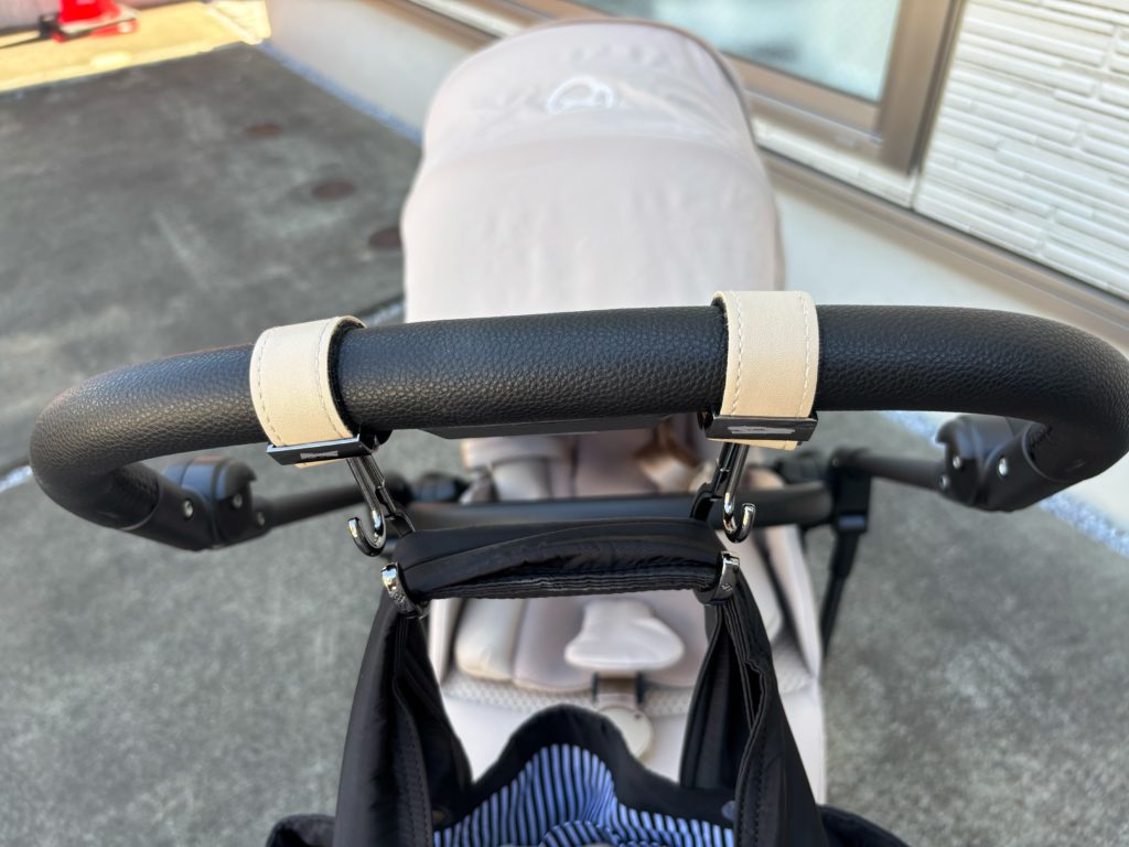 ベビーカーにつけて荷物がけとして利用できるフックの画像①