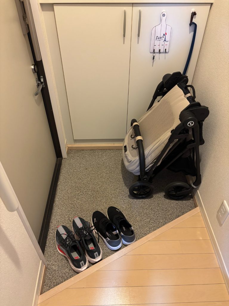 玄関にメリオカーボンを置いた様子