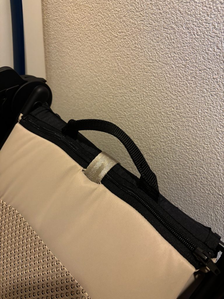 メリオカーボンを畳んだ時の持ち運びする取手